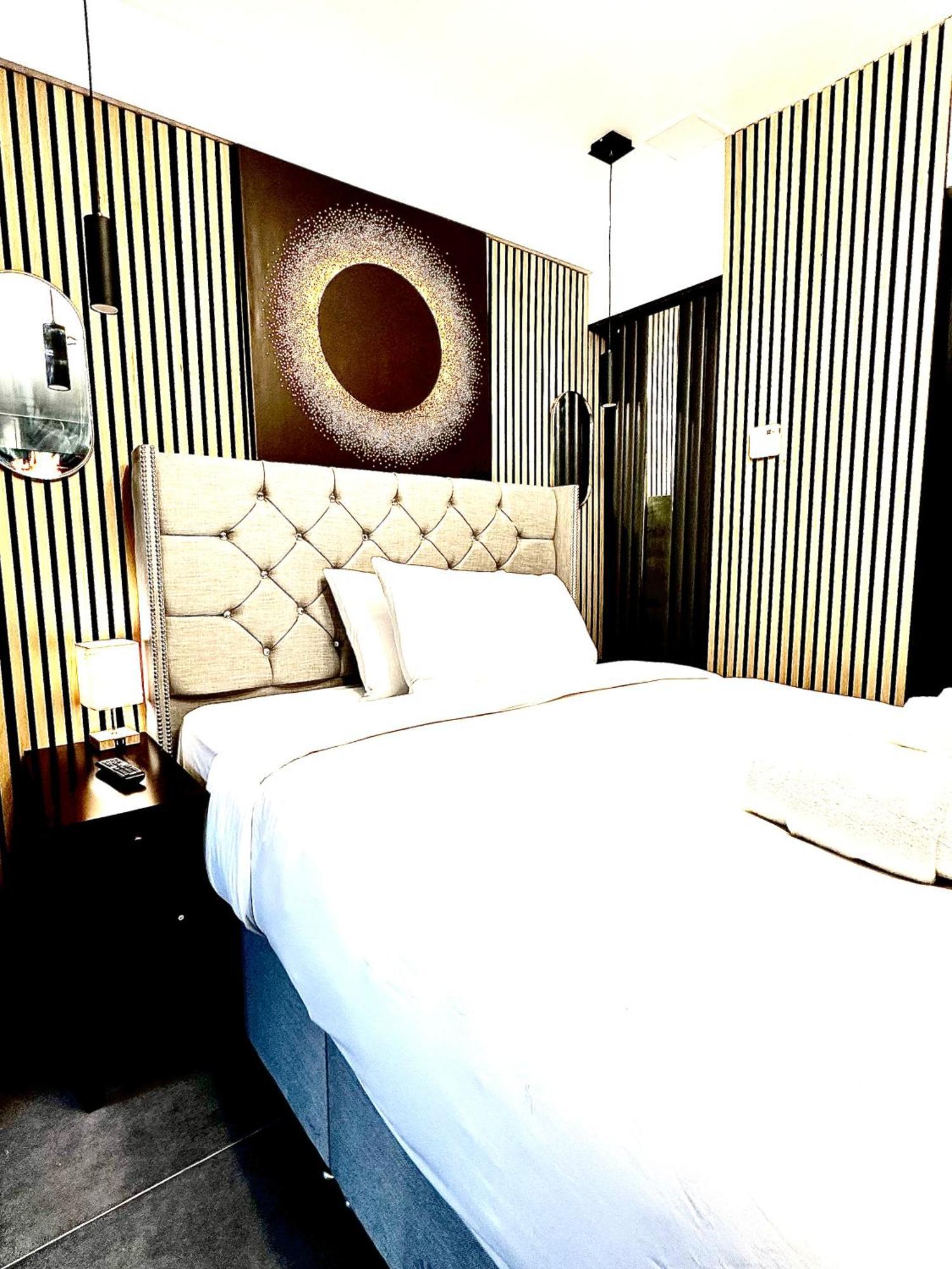 G Eighty Four Aparthotel Londra Exterior foto