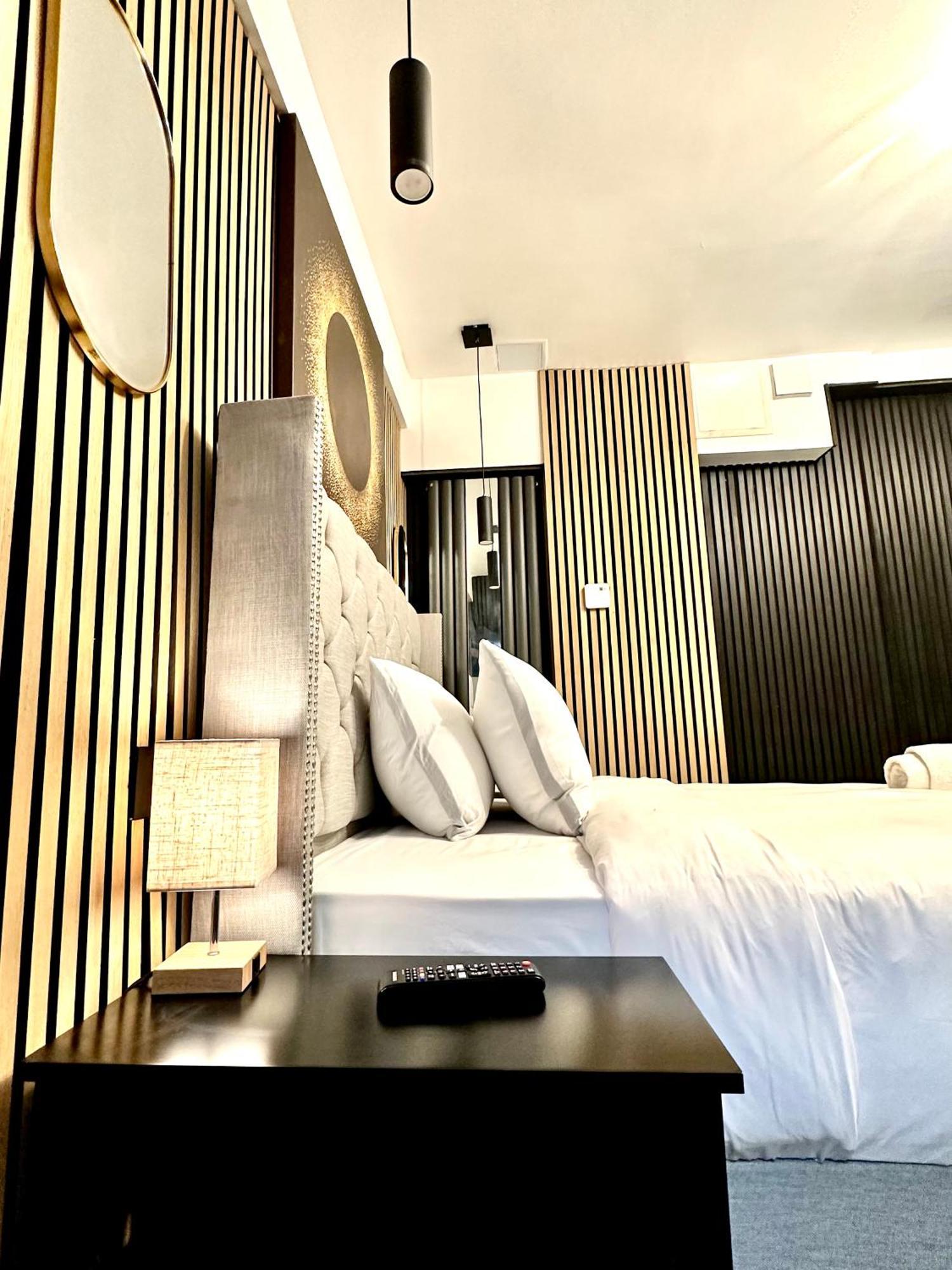 G Eighty Four Aparthotel Londra Exterior foto