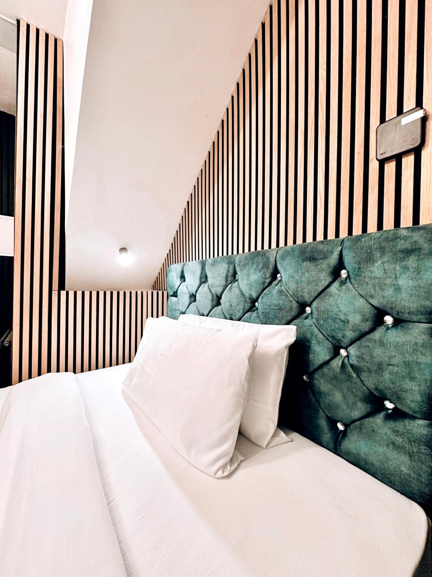 G Eighty Four Aparthotel Londra Exterior foto