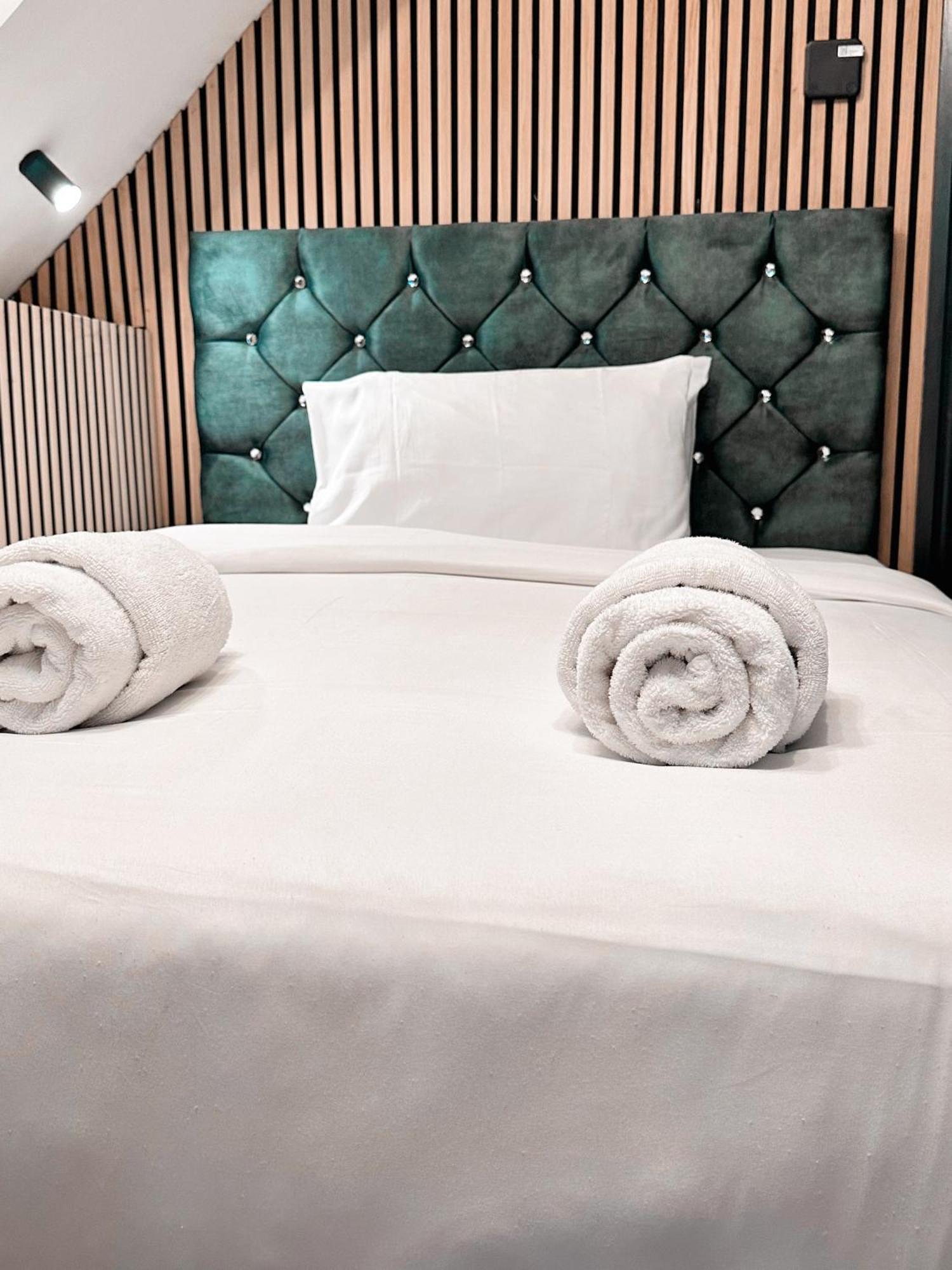 G Eighty Four Aparthotel Londra Exterior foto