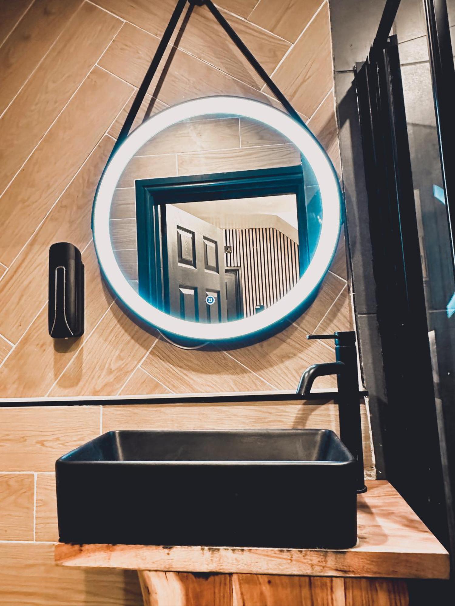 G Eighty Four Aparthotel Londra Exterior foto