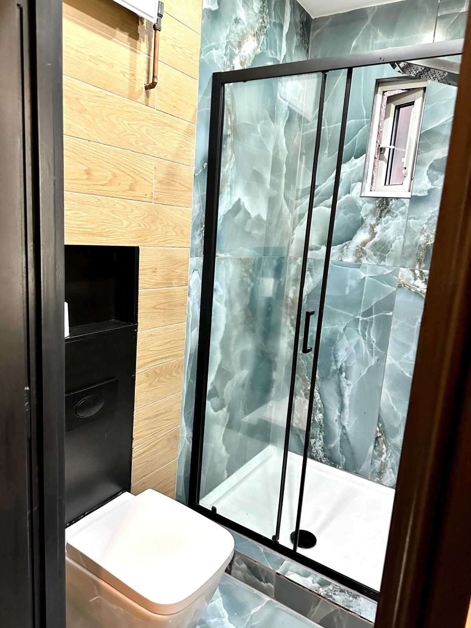 G Eighty Four Aparthotel Londra Exterior foto
