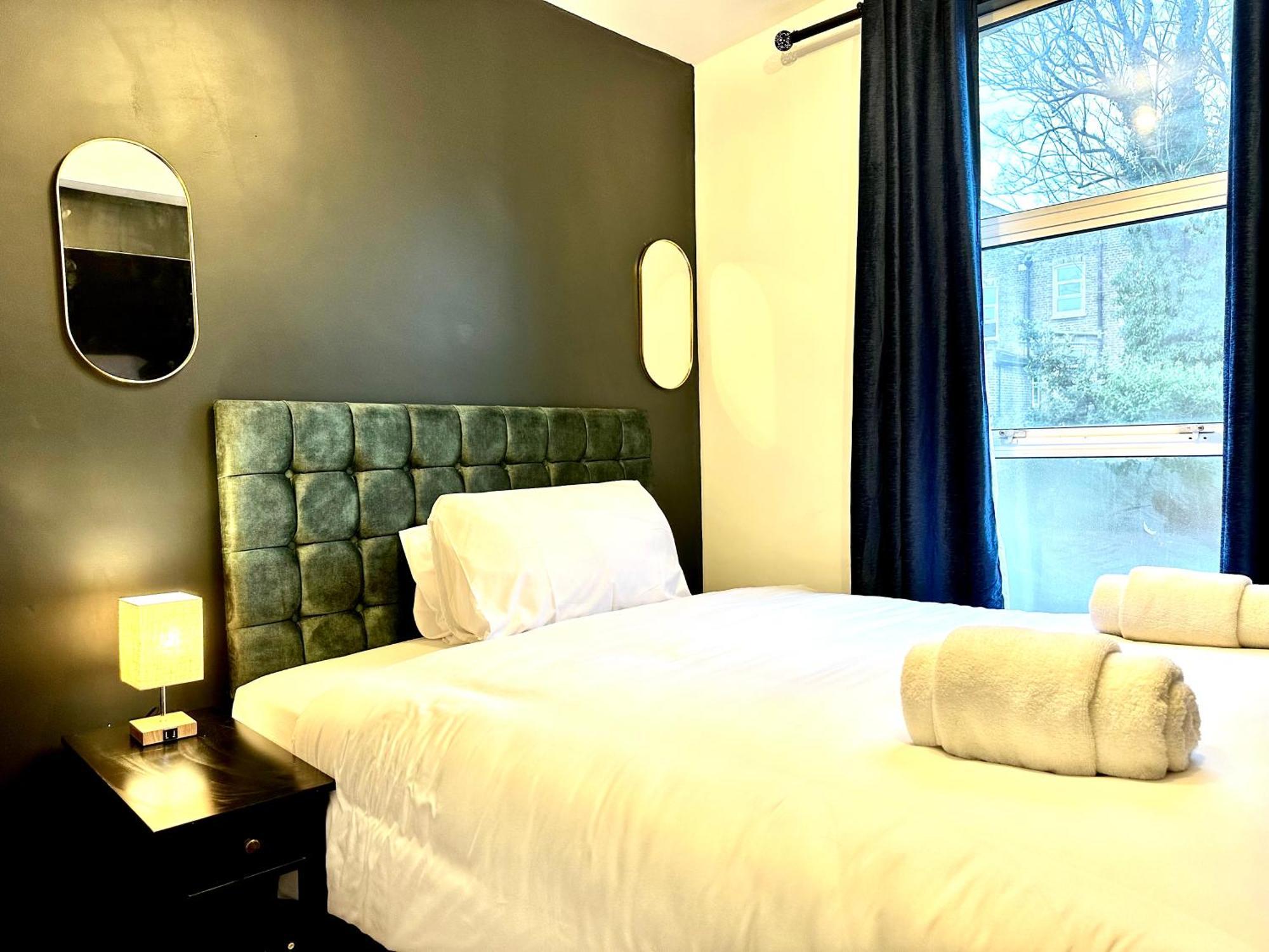 G Eighty Four Aparthotel Londra Exterior foto