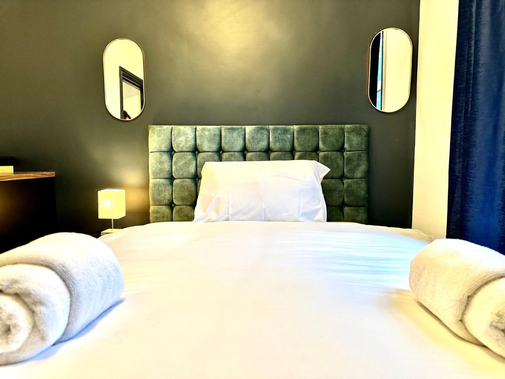 G Eighty Four Aparthotel Londra Exterior foto