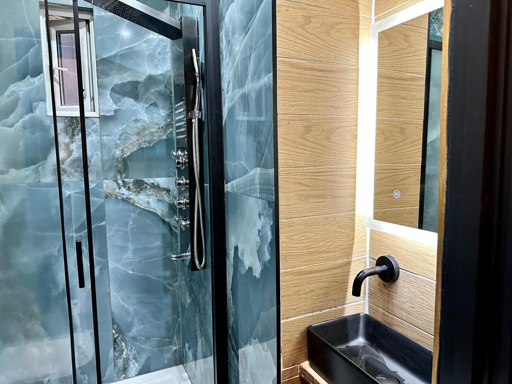 G Eighty Four Aparthotel Londra Exterior foto