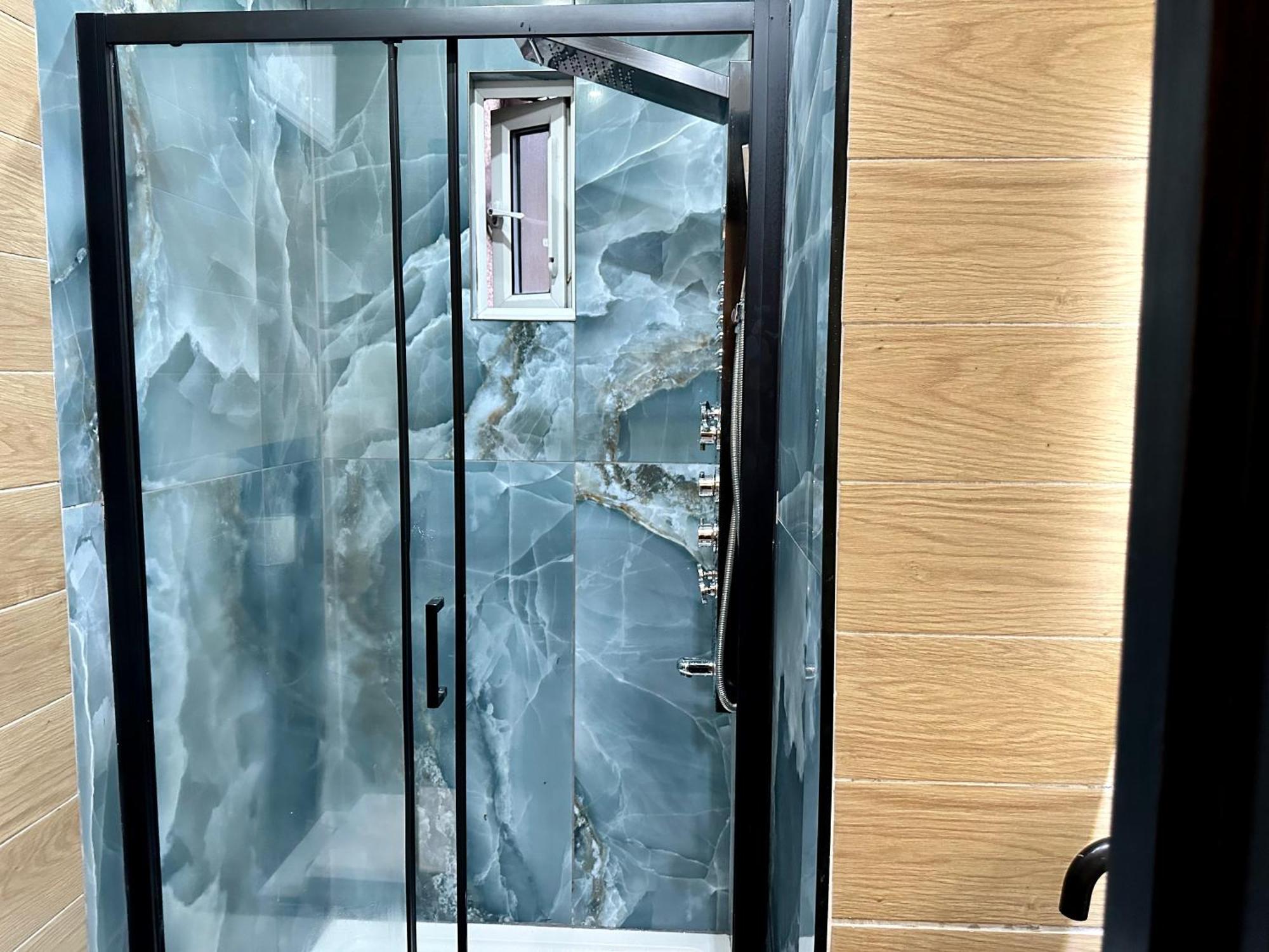 G Eighty Four Aparthotel Londra Exterior foto