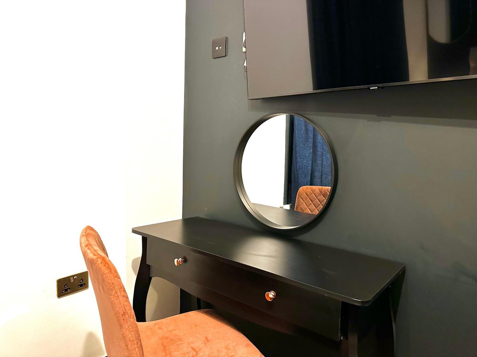 G Eighty Four Aparthotel Londra Exterior foto