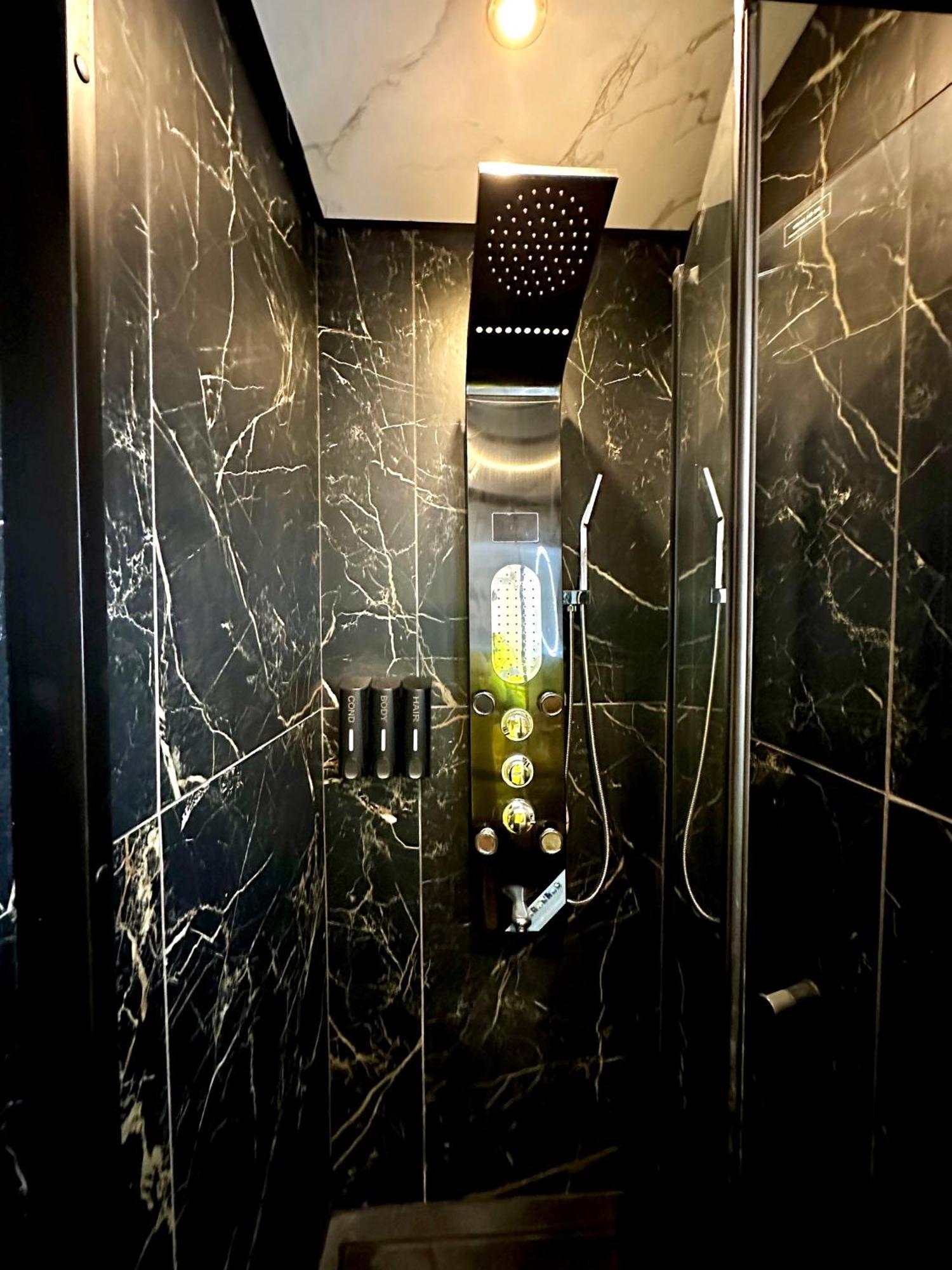 G Eighty Four Aparthotel Londra Exterior foto